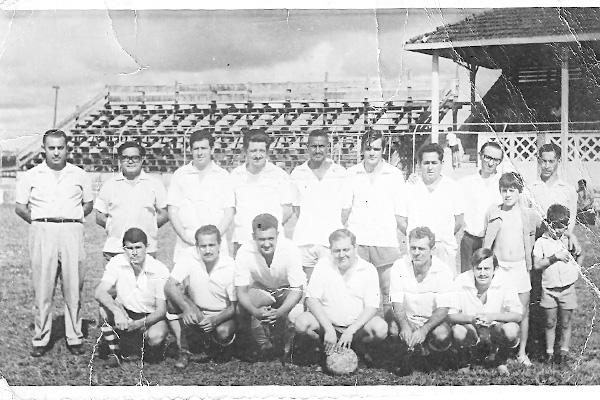 Há tempos, o amigo Dominguinhos Duarte vem me cobrando a publicação desta foto, feita pelo Jair, há muitos anos, reunindo num time de futebol, integrantes do antigo INPS e convidados. Em pé, da esquerda para a direita: enfermeiro e motorista da ambulância