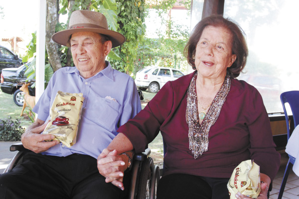 A nossa homenagem hoje é dedicada ao casal Pelegrino José Donato e dona Luiza Trajano Donato. Ela, aliás, completou ontem 88 anos de idade, felizmente com total vitalidade e lucidez. Tanto que o casal lançou há poucos dias, com a devida supervisão da famo