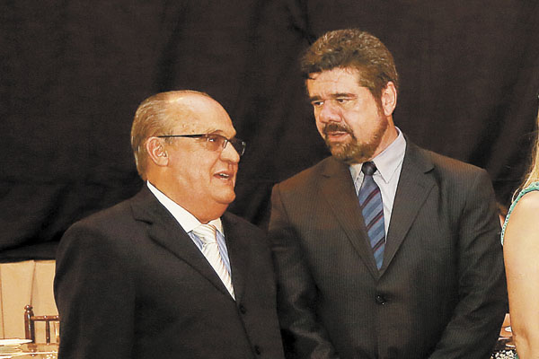 Os ex-prefeitos de Franca Sidnei Rocha (PSDB) e Gilmar Dominici (PT) batem papo durante a cerimônia do Top Franca 2014