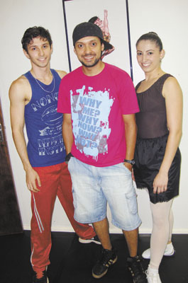 Jean Natal, João Victor  Valentim e Pâmela Reis em  aula de “Danças Urbanas”.