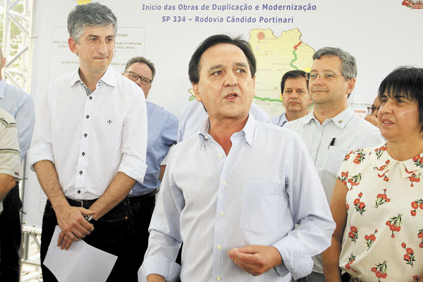 O prefeito de Cristais Paulista, Miguel Marques, durante  showmício - ops! - assinatura da duplicação da rodovia Cândido Portinari 