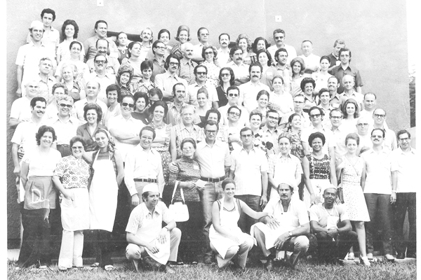 A colaboração veio do amigo Ruy Balieiro e mostra a equipe do 1º Cursilho de Dirigentes da Diocese de Franca, em 1974, em Claraval. Da esq. para a dir., de cima para baixo, destacamos alguns: Cornélio e Gina, casal Cleônio Figueiredo, Luciano Botto e Dalv