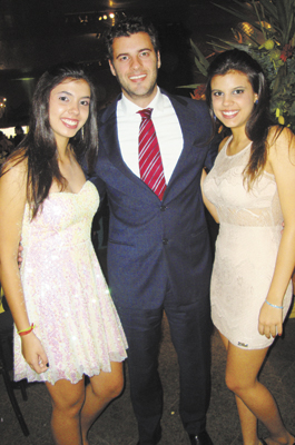 No “Top”: irmãs Júlia  e Victória Meneghetti  e tio Leonardo Junqueira.