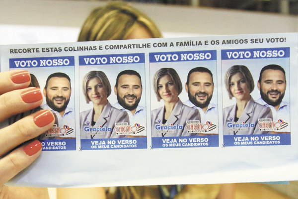 Material de campanha da Delegada Graciela, usando slogan da campanha da Acif para pedir votos para candidato forasteiro