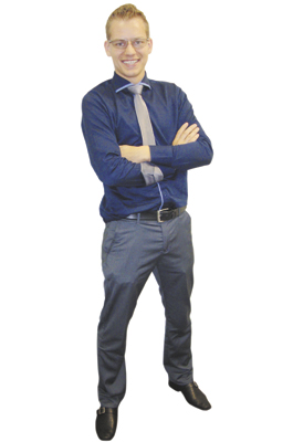 Superelegante. Supereducado. Curitibano (e agora francano) Jonathan Felipe Knoll, 28 anos, ger. empresas de conceituado banco com agência na av. Brasil. Já 8 anos na mesma empresa (passou por várias agências, inclusive Campinas e Guarujá). Graduado: Ed. F
