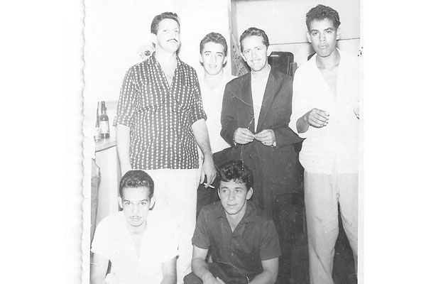 Esta foto foi feita numa das dependências do Palmeirinhas da Santos Pereira, onde os amigos se encontravam para o bate-papo, uma cervejinha e o carteado. Era o ano de 1962 e o fotógrafo era o Jair. Em pé, da esquerda para a direita: José Chagas( Éca), Lup