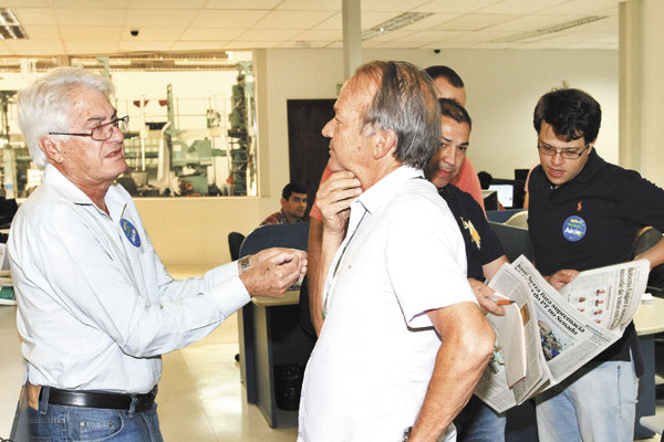 O deputado estadual reeleito Roberto Engler (PSDB) conversa com o radialista Valdes Rodrigues, durante visita ontem ao GCN