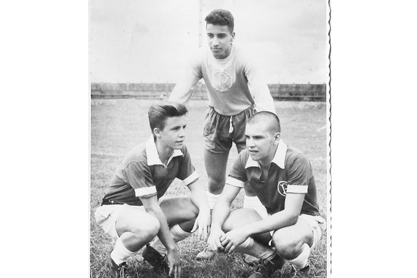 O conhecido e muito querido professor Zezão (José Roberto Durval) faleceu no final da semana retrasada e logo nosso atento colaborador, Élison Fernandes, já procurou e trouxe esta foto. Ela é de 14 de março de 1960, feita pelo fotógrafo Jair, no campo do 