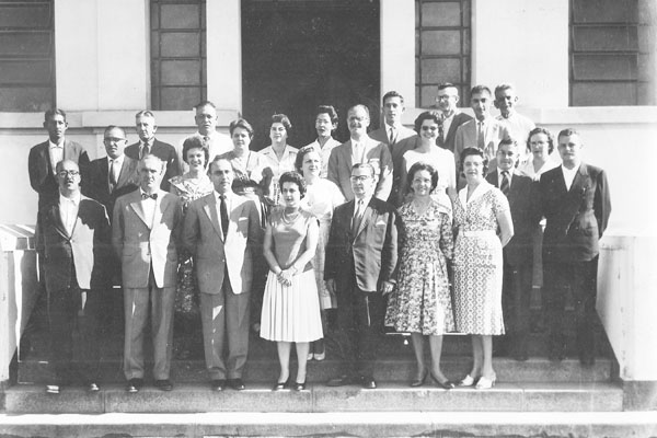Mesmo que eu já tenha publicado esta foto, vale a pena esse replay, até como homenagem a uma geração fantástica de professores e funcionários que passou pela Escola “Torquato Caleiro”, e só deixou saudades. Tive o privilégio de ter sido aluno da maioria d