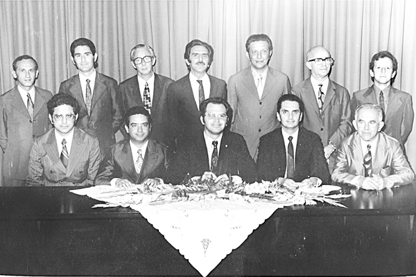 Ontem, 25 de outubro, foi Dia do Cirurgião Dentista. Então, como homenagem a toda essa categoria, mostramos hoje a foto de um grupo deles, durante a VI semana Odontológica, realizada em 1974, e inauguração de sua sede social. Sentados: Ananias Ribeiro de 