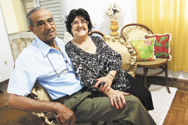 Amanhã, o casal Joaquim Pedro Sobrinho e Ernestina Cintra Barbosa completa 58 anos de vida em comum. No dia seguinte, dona Ernestina chega aos 82 anos. Eles têm os filhos Antônio Carlos (Recanto do Cupim), Luís Carlos, Sônia Regina e Carlos Henrique, que 