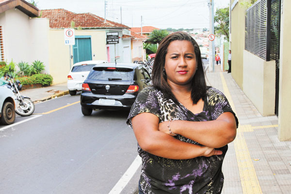 Imagem da Feira do Rolo, na Vila Tião: no local vende-se e troca-se de tudo. Comerciante legalizado reclama