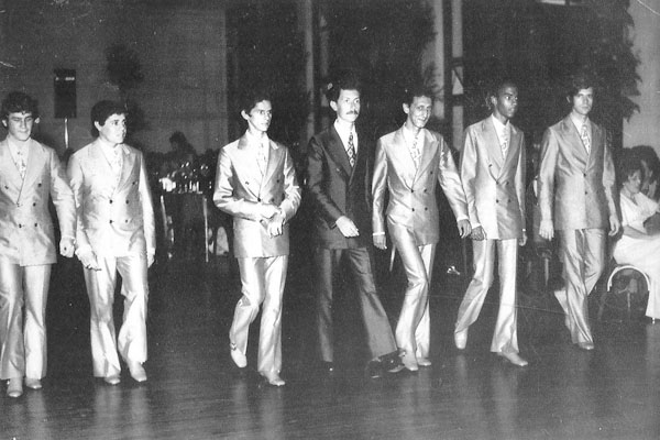 O amigo e colaborador Élison Fernandes encarregou-se de trazer esta colaboração, mostrando um conjunto musical da cidade, que fez grande sucesso nos bailes da década de 1970. Falo do grupo ‘Os Milionários‘, que nessa ocasião recebia homenagem na Noite E.P