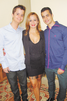 Com mamãe Cássia  Guimarães (ao centro):  filhos Muriel e Túlio  (futuros engenheiros)