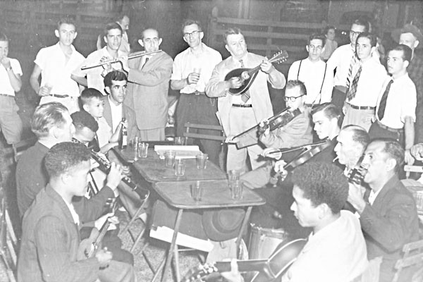 Em homenagem aos 190 anos de Franca, reproduzimos esta foto, feita lá nos anos 60, na residência do saudoso músico Arnaldo Ricardo de Souza, onde costumavam acontecer as reuniões do inesquecível Clube da Saudade de Franca. Ali eram ensaiadas as valsas fra