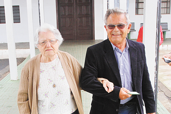 Completou ontem exatos 100 anos de vida, dona Ida Raghiante Cordeiro Silva, nascida em 29 de novembro de 1914. Foi casada com o saudoso sr. Lafayete Cordeiro. Tiveram dois filhos: O Coronel da Reserva, Marco Régis Raghiante Cordeiro, que comandou o Batalh