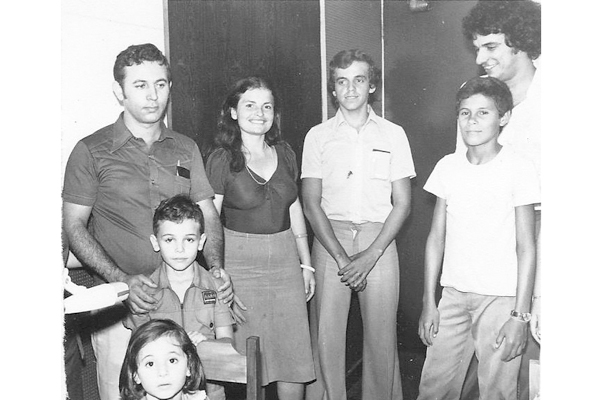 Recebi há algum tempo esta colaboração da minha ouvinte, leitora e amiga, Hilda Couto, uma das mais apaixonadas torcedoras do Franca-Basquete e mamãe do Luciano (Baianinho da Skol). A foto foi tirada no ano de 1977, no interior da Rádio Difusora. Da esque