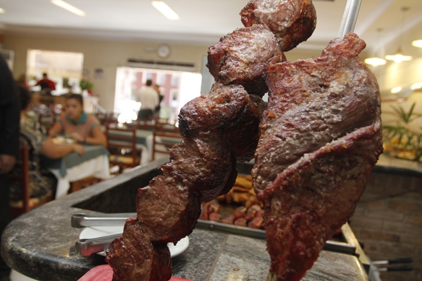 Imagem de arquivo de carne servida no restaurante e churrascaria Zebu