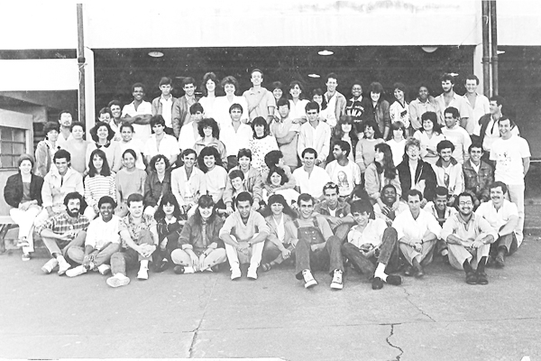 Esta foto me foi trazida pelo amigo, Fransérgio Benate, destacando um grupo de jovens da Paróquia de São Judas Tadeu, que se reuniu na Escola Ana Maria Junqueira, no começo dos anos 90. O detalhe que chama a atenção é o fato de aparecer o Frei Mauro, quan
