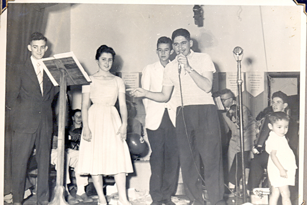 Esta foto me foi enviada pelo amigo Luís Cláudio Bassoteli, que foi o último diretor do Museu da Imagem e do Som. É lá dos anos 50, quando a antiga e extinta PRB-5 Rádio Clube Hertz, na Praça Barão, tinha seu auditório e animados programas, alguns deles c