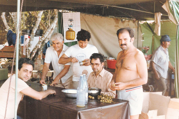O amigo Sebastião Barcelos Neto foi quem me trouxe esta colaboração. Foi uma foto tirada numa das pescarias com um grupo de amigos, isso há uns 30 anos atrás. Então, vamos conferir, os “jovens pescadores” da época: Da esquerda para a direita: Arthur Romeu