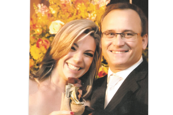 Está de idade nova desde sexta-feira, 2 de janeiro, minha filha primogênita, Cláudia Sanches Rodrigues de Rezende, casada com o Joaquim R. de Rezende Neto. Ela é a dedicada mamãe do João Gabriel e do Luís Felipe. Recebendo o beijão meu, da mamãe Cida e to