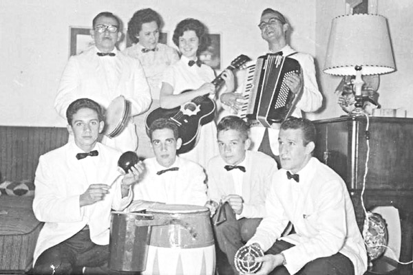 Recebi lá de Piracicaba, online, esta foto feita em Franca, lá pelo começo dos anos 60, enviada pelo meu amigo de infância e juventude Luís Antônio Barbosa, o Tombinho. Mostra um conjunto musical que tínhamos formado, para as brincadeiras-dançantes famili