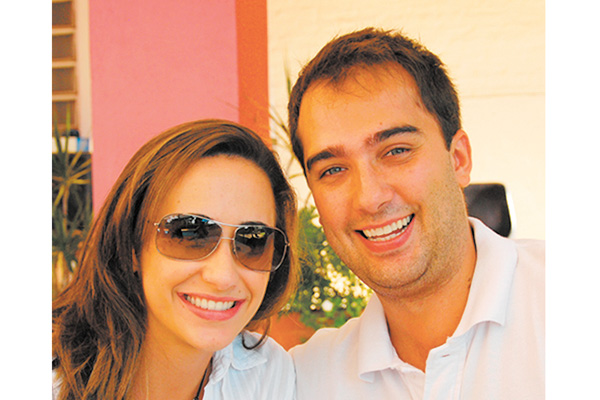 Casam-se neste próximo sábado, 24 de janeiro, os jovens Felipe Rodrigues Rezende de Araújo e Thalita J. Farah. Ele é filho do Alípio Rezende de Araújo e Regina Célia Rodrigues de Araújo, e a Thalita é filha do médico Pedro Farah Saad Farah e Maria Angélic