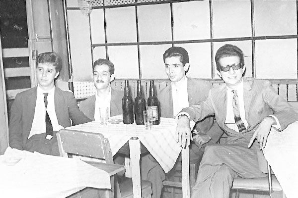 Esta foto foi feita em setembro de 1962, num dos clubes da cidade. Da esquerda para a direita: Marcial Faleiros Rosa, ao seu lado, um amigo que não foi identificado (alguém pode ajudar?), o Roque Del Monte e o Antônio Carlos Martiniano (Kid Cabeleira). Ma