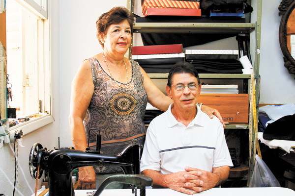 Casal muito querido de amigos está mudando de idade. Hoje, a Maria do Carmo Oliveira e, na terça-feira, será a vez de seu marido, o conhecido alfaiate José Hilário Oliveira. Eles têm os filhos Aloísio, Fernando e Eduardo e os netinhos Caroline, Pedro, Bru