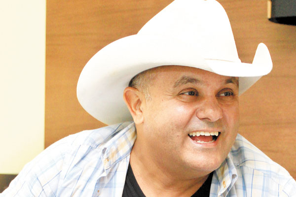 O abraço muito especial de hoje vai para o amigo José Divino Neves, que muda de idade neste domingo. Ele é o cantor sertanejo Rionegro, que forma dupla de sucesso com o Luiz Felizardo, que é o Solimões. Nasceram em Claraval, vieram trabalhar numa indústri