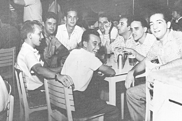 Essa reunião de jovens amigos francanos acontecia num dos bares do Rio de Janeiro, durante o Carnaval de 1960. Da esquerda para a direita: começando pelo Vicente Cazarini, Ademarzinho Polo, Nenê Bittar (que cedeu a foto), ?, Pláucio Presotto, Henrique Mar
