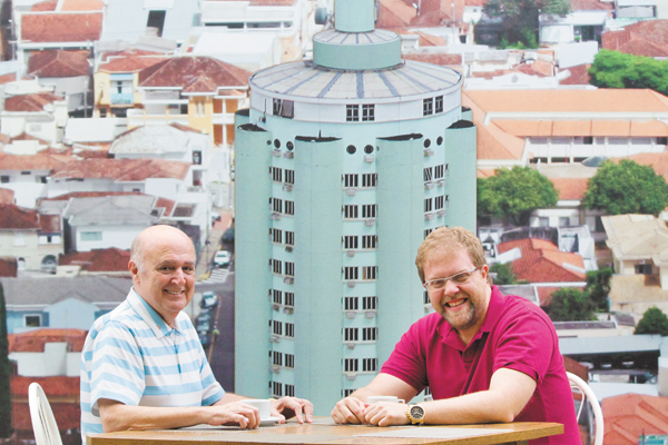 O abraço especial de hoje vai para o amigo Riad Salloun, que está aniversariando. Empresário de sucesso, também já presidiu a A.A. Francana e teve participação em campanha política, como candidato a prefeito. Amigo nosso de longa data, ele aí aparece na f