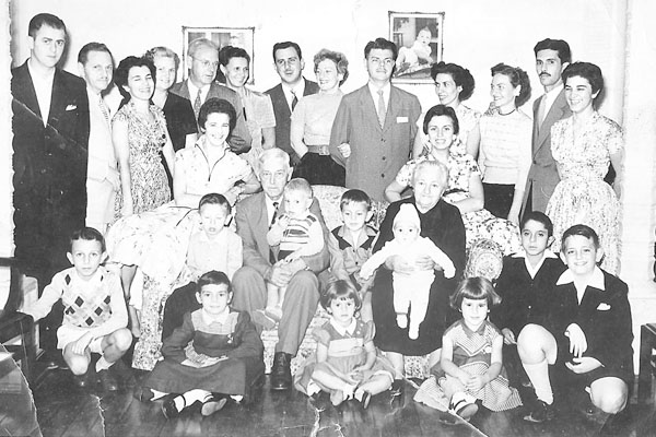 Uma ótima colaboração chega através do meu amigo, o palmeirense Marquinho Foroni. Essa foto é do ano de 1955 e registra as Bodas de Ouro do sr. Cézar José Foroni e dona Angelina Battarello Foroni. Em pé, da esquerda para a direita: Ruy (Nóca), Leonildo Fo