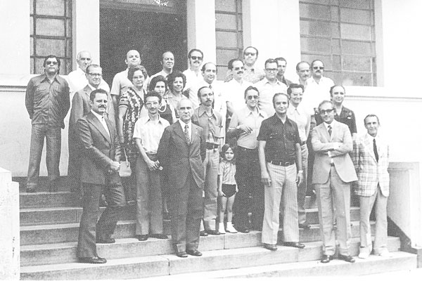 A foto de hoje chega através do ilustre leitor e amigo, o promotor de Justiça Hilton Maurício de Araújo. Foi feita em 20 de janeiro de 1974, em frente à Escola “Torquato Caleiro”, reunindo a Turma de Formandos do Científico de 1953, com alguns dos seus pr