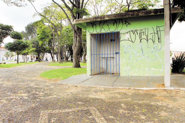 Banheiro público na praça da Capelinha é alvo de reclamação