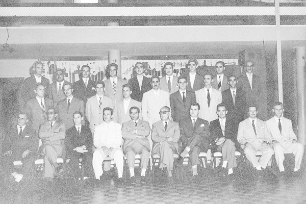 Da leitora e amiga Rosinha de Freitas, chegou esta foto, datada de 1957, na AEC-Centro, reunindo funcionários do Banco do Brasil, num jantar de confraternização. No alto, da esquerda para a direita: Omar Naldi, Chafic Nassif, (?), Gerônimo Gomes, Ângelo P