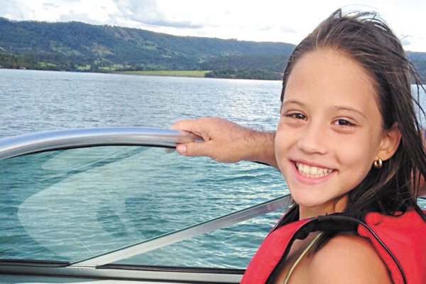 Esta é minha neta muito querida, Maria Gabriela Rodrigues Lima, que completou ontem seus 11 anos. Babí é filha do Luís Carlos Lima e da Roberta Sanches Rodrigues. Vai daqui o meu beijão especial, também da vovó Cida, dos avós paternos Luís e Leila Lima e 