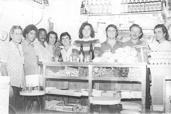 O amigo e leitor Clélio Pereira, o conhecido Coelho, foi quem nos mandou esta foto, feita pelo antigo Foto Sport, isso no decorrer dos anos 60. Foi feita no interior do Bar Coelho, que era bastante conhecido na Cidade Nova. Da esquerda para a direita: Car