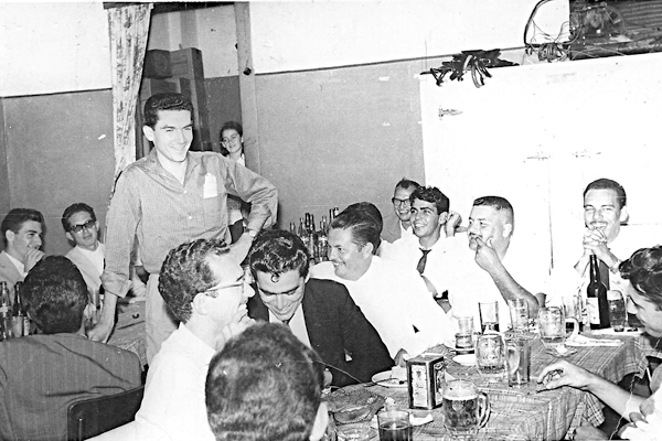 Esta foto, cedida pelo Wílson Ribeiro Prata, através do amigo Élison Fernandes, mostra uma reunião de antigos funcionários do Banco São Paulo S/A, no Bar e Restaurante Gasparini, no ano de 1963, registrada pelo saudoso Jahir fotógrafo. Em pé, Wílson Prata