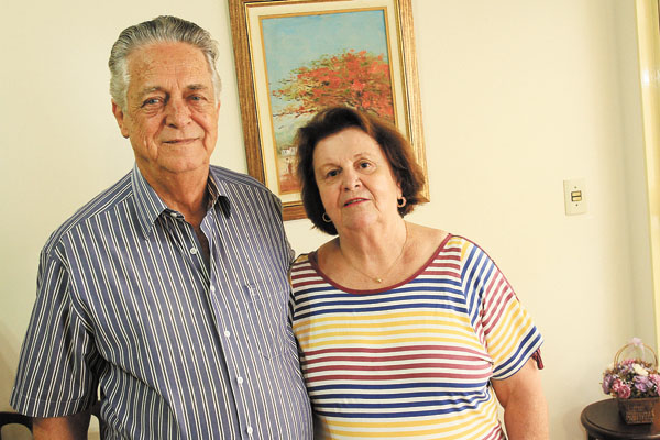 Quem passa para uma nova idade amanhã é o nosso amigo Samir (Nenê) Bittar, conhecido fazendeiro e contador de “causos” ali na Praça Barão. Aí na foto, o Nenê está com a esposa Lourdinha. Parabéns a ele, extensivos aos filhos Fausto, Rafael, Heloísa, genro