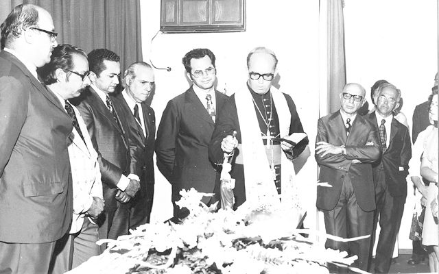 O amigo Dahul Tavares Pelizaro, que presidiu a APCD de Franca, mandou esta foto, quando da VI Semana Odontológica, em 1974. Da esquerda para a direita: Paulo Ferker, Jairo Correa, Fernando de Souza Lapa, Joaquim B. Otoni, Dahul T, Pelizaro, Dom Diógenes S