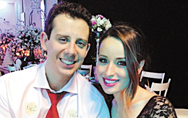 Casam-se neste próximo sábado, 18 de abril, a sobrinha Débora Paulino Sanches e o José Leonardo Dermínio. Ela é filha do José Santiago Sanches e da Lúcia Helena Paulino Sanches e o noivo é filho do José Roberto Dermínio e Silvana Maria Tasso Dermínio. A c