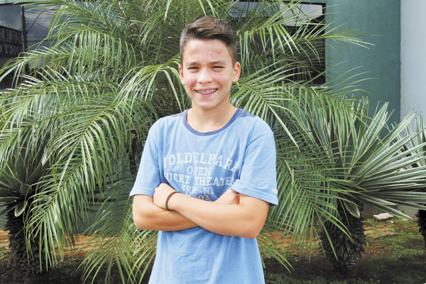 Quem está de nova idade desde ontem é o meu querido neto, João Gabriel Rodrigues de Rezende, que completou 13 anos. É filho do Joaquim R. Resende Neto e da minha filha Cláudia Sanches Rodrigues de Resende. Recebendo o abraço do mano Luís Felipe, o meu bei