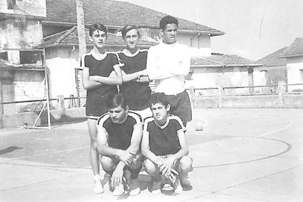 O leitor e amigo João Tozzi (aniversariante da última quarta-feira) manda esta foto, que representa muito para ele e para tanta gente que frequentou as aulas de Educação Física na quadra antiga, ainda descoberta e piso de cimento no IETC, mas foi onde com