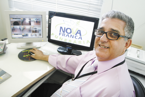 Quem está de idade nova desde quinta-feira é o amigo José Roberto Silveira, empresário comandante da Funerária Nova Franca, que aliás é pioneira no sistema de velório online, possibilitando o acompanhamento de qualquer parte do mundo. José Roberto é casad