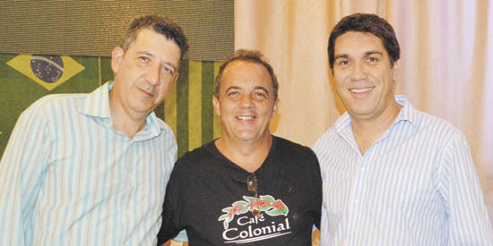Eles estarão colaborando no Café Colonial, dia 16 de maio próximo, com dois belíssimos painéis de led, mostrando todo o evento. Empresários Antônio da Silva Guerra, Alexandre Henrique de Pina e Marcos Roberto Tomaz Silva. Bênçãos do Bom Deus sobre eles