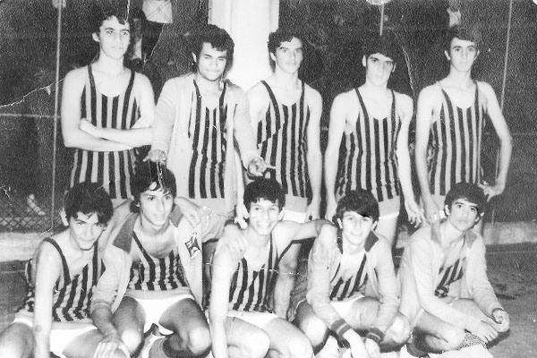 O leitor e amigo Carlos Roberto Gimenes envia esta foto de setembro de 1970, mostrando um time juvenil de basquete, vencedor de Jogos Colegiais pelo IETC, com o professor Pedroca. Em pé, da esquerda para a direita: Devaldo, Rosalvo (Zulu), Pedrinho Spesso