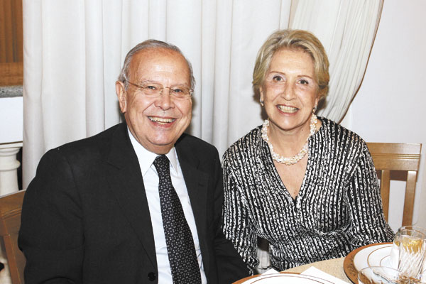 Casal dos mais simpáticos está mudando de idade, e com certeza recebendo abraços de muita gente. Amanhã será o aniversário da advogada e professora universitária Jurema Gomes Xavier, e na semana atrasada foi de seu marido, o médico Favorino Luís Xavier. O