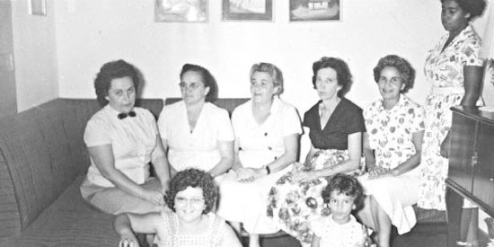 Como hoje é o Dia das Mães, encontrei esta foto, enviada há algum tempo pelo amigo Tombinho, lá de Piracicaba, de quando residia em Franca. Numa reunião de senhoras amigas, está minha mãe: dona Antônia. Da esquerda para a direita: dona Lazinha, vizinha e 